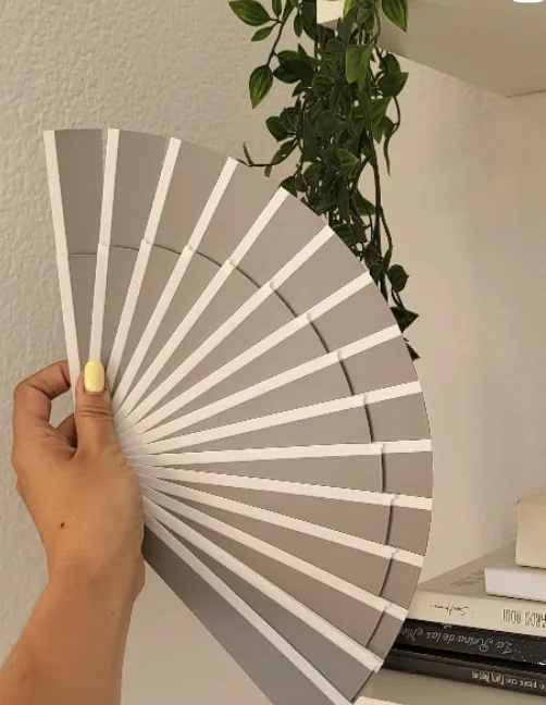 Abanico articulado gris y blanco impreso en 3D