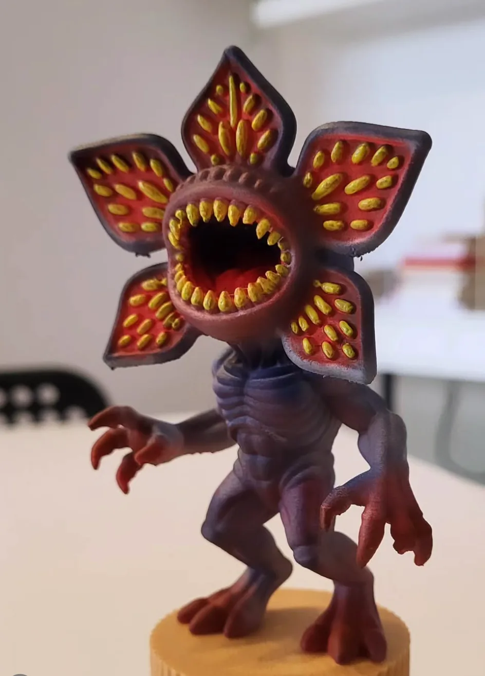 Figura fantástica impresa en 3D y pintada a mano